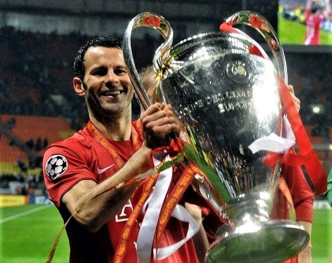 ryan giggs with ucl trophy