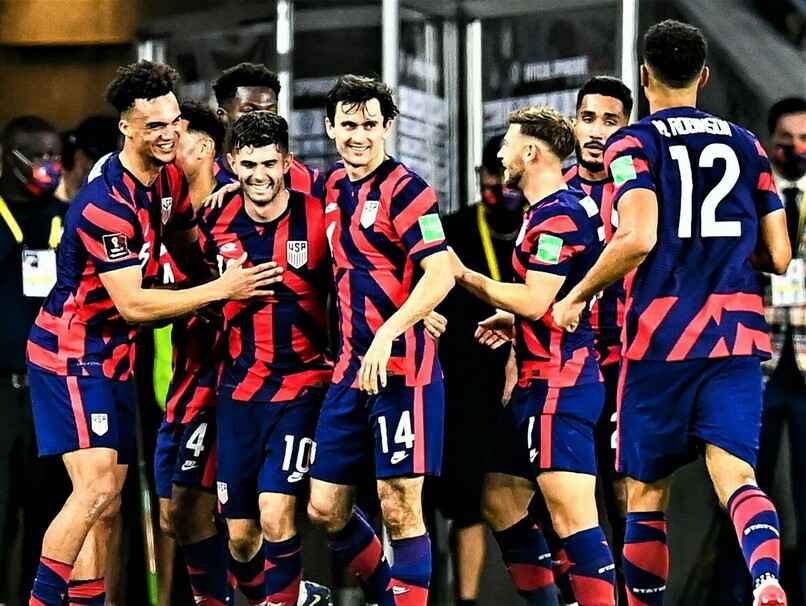 USMNT team celebrating goal