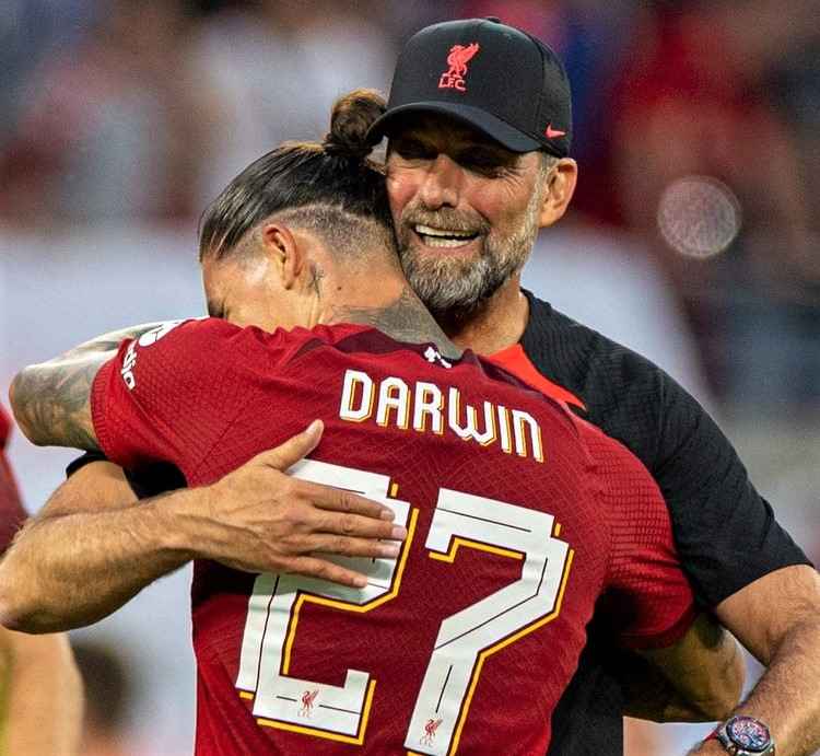 Jurgen Klopp hugs Darwin Núñez